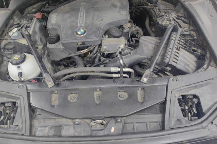 Used BMW 5 Series 2013 520Li Elegant Edition Engine Bay