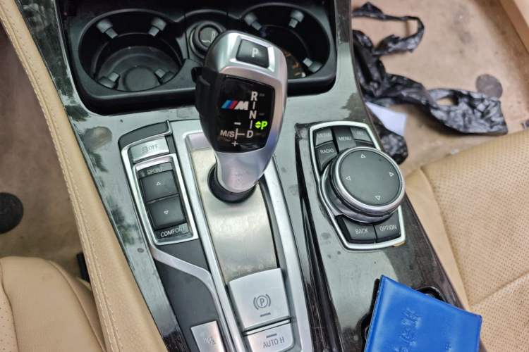 Used BMW 5 Series 2013 530i Luxury Touring Edition Gear Lever
