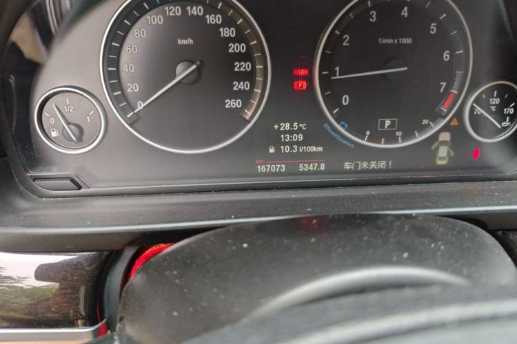 Used BMW 5 Series 2013 525Li Luxury Model Odometer Close Up
