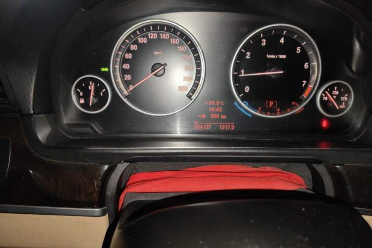 Used BMW 5 Series 2013 525Li Leading Model Odometer Close Up