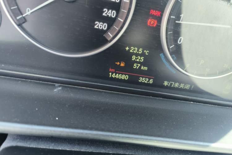 Used BMW 5 Series 2013 525Li Leading Model Odometer Close Up
