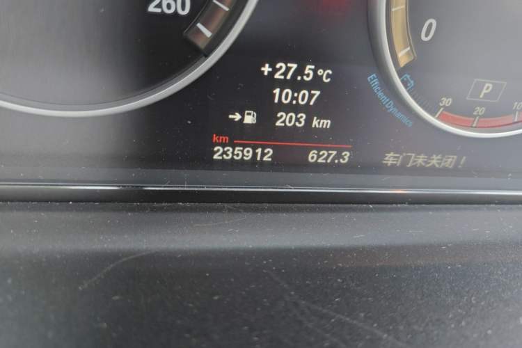Used BMW 5 Series 2013 525Li Leading Model Odometer Close Up
