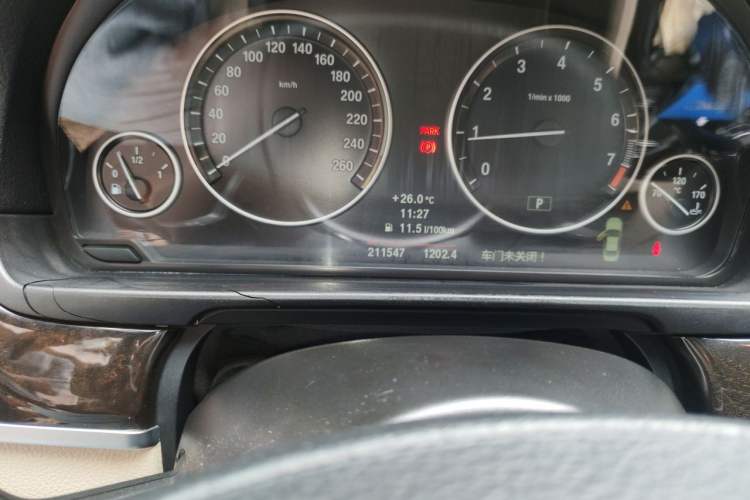 Used BMW 5 Series 2013 525Li Luxury Model Odometer Close Up