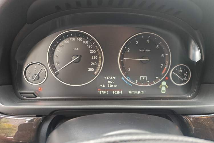 Used BMW 5 Series 2013 525Li Leading Model Odometer Close Up