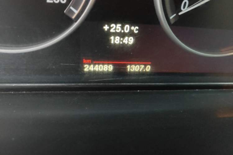 Used BMW 5 Series 2013 530Li Leading Model Odometer Close Up