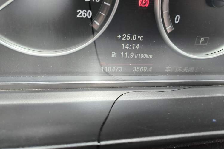 Used BMW 5 Series 2013 525Li Leading Model Odometer Close Up