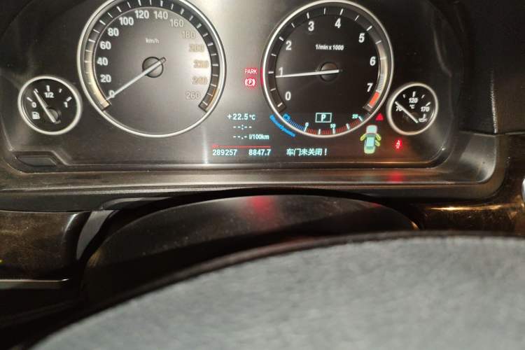 Used BMW 5 Series 2013 525Li Leading Model Odometer Close Up