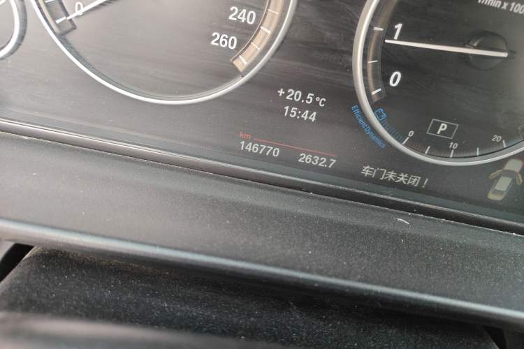 Used BMW 5 Series 2013 525Li Leading Model Odometer Close Up