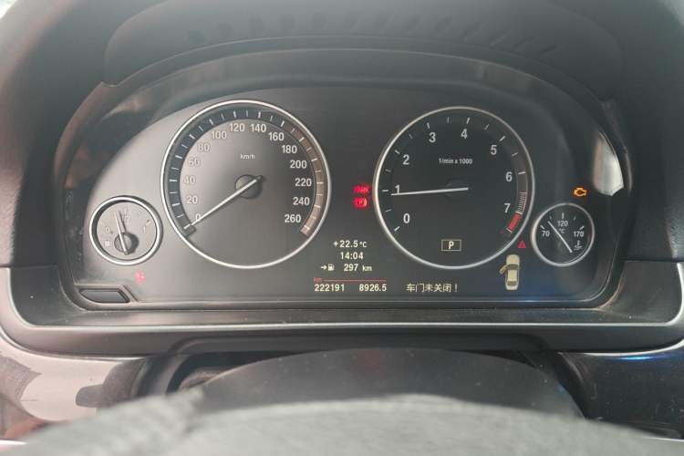 Used BMW 5 Series 2013 525Li Leading Model Odometer Close Up