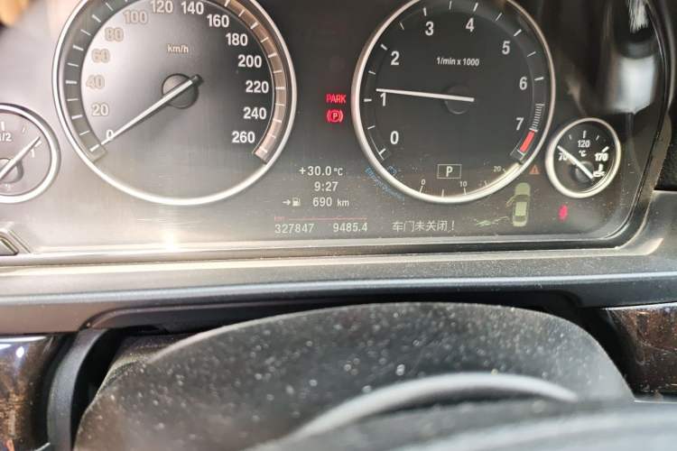 Used BMW 5 Series 2013 525Li Luxury Model Odometer Close Up