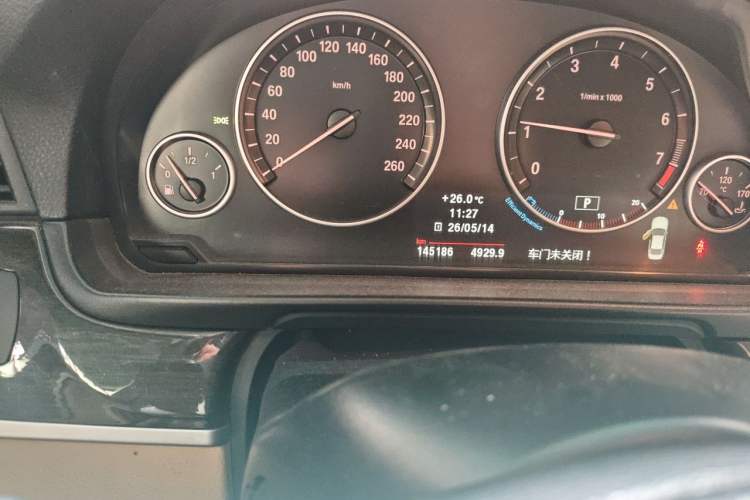 Used BMW 5 Series 2013 530Li Leading Model Odometer Close Up