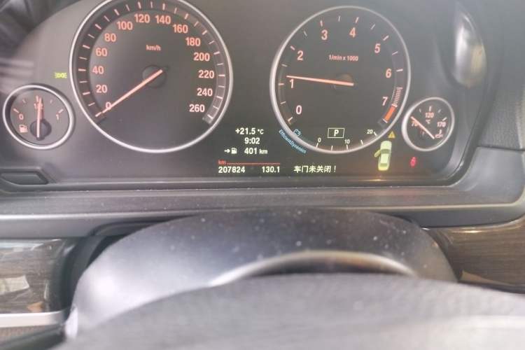 Used BMW 5 Series 2013 525Li Leading Model Odometer Close Up
