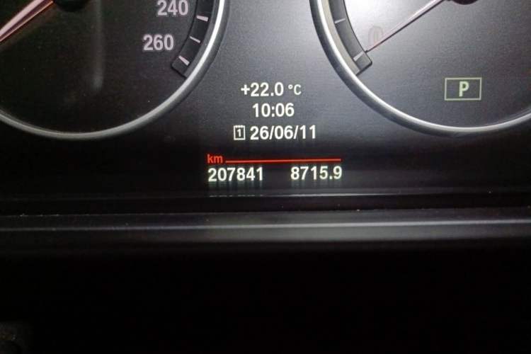 Used BMW 5 Series 2013 525Li Leading Model Odometer Close Up