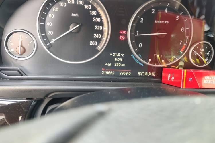 Used BMW 5 Series 2013 525Li Leading Model Odometer Close Up