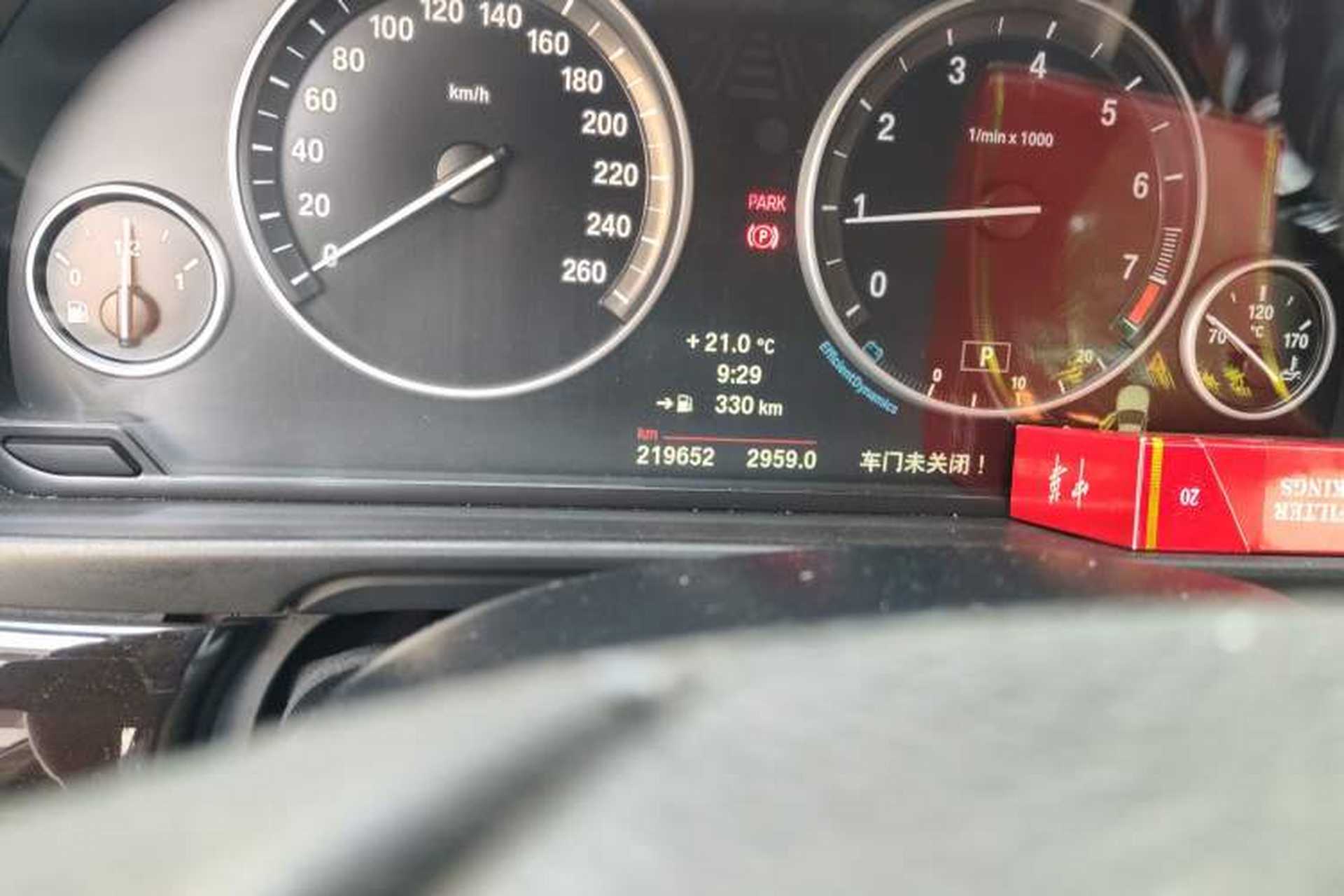 Used BMW 5 Series 2013 525Li Leading Model Odometer Close Up