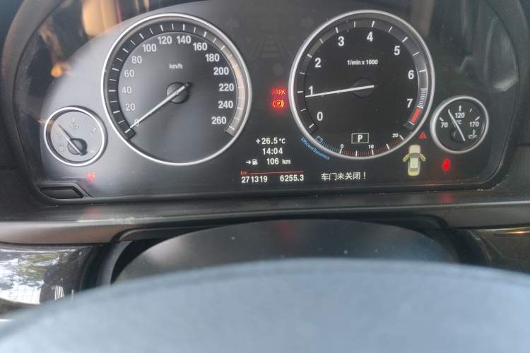 Used BMW 5 Series 2013 525Li Leading Model Odometer Close Up