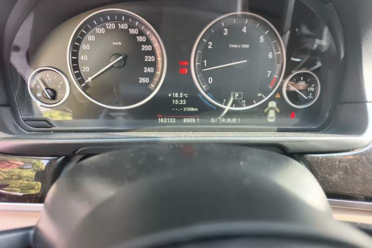 Used BMW 5 Series 2013 525Li Luxury Model Odometer Close Up