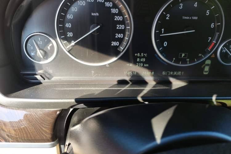 Used BMW 5 Series 2013 525Li Luxury Model Odometer Close Up