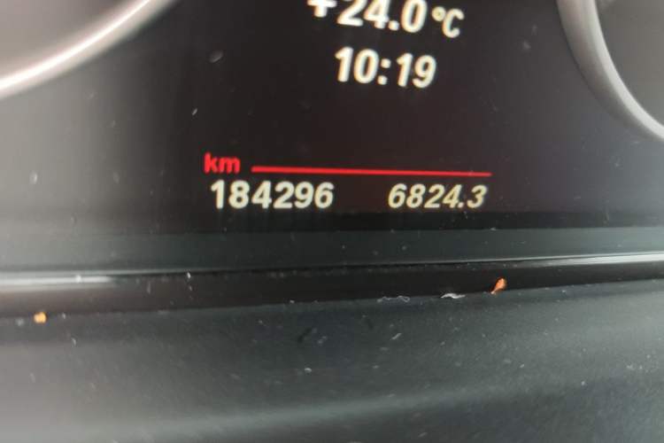 Used BMW 5 Series 2013 525Li Leading Model Odometer Close Up
