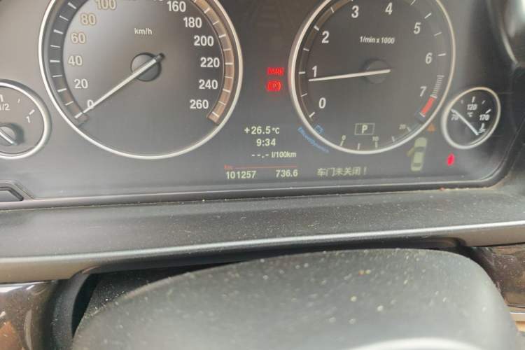 Used BMW 5 Series 2013 525Li Luxury Model Odometer Close Up
