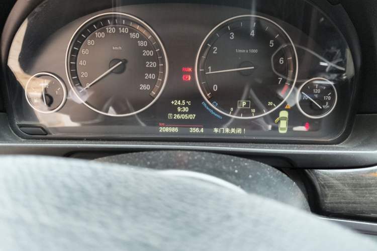 Used BMW 5 Series 2013 525Li Luxury Model Odometer Close Up