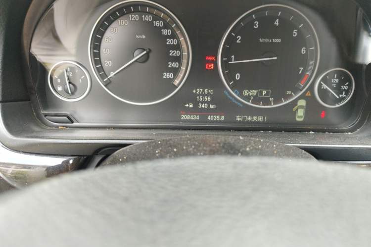 Used BMW 5 Series 2013 525Li Luxury Model Odometer Close Up