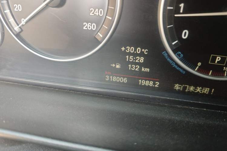 Used BMW 5 Series 2013 525Li Leading Model Odometer Close Up