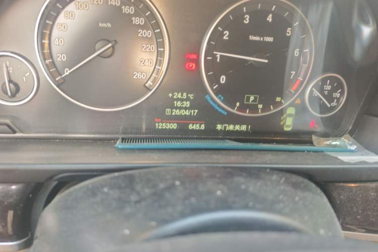 Used BMW 5 Series 2013 525Li Leading Model Odometer Close Up