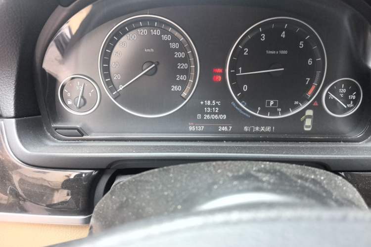 Used BMW 5 Series 2013 525Li Luxury Model Odometer Close Up