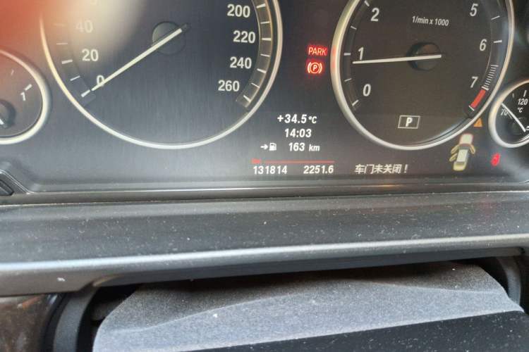 Used BMW 5 Series 2013 525Li Leading Model Odometer Close Up