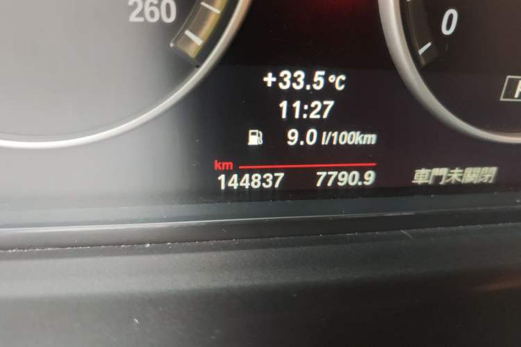 Used BMW 5 Series 2013 525Li Leading Model Odometer Close Up