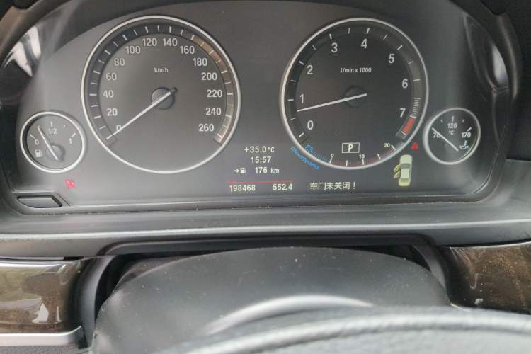 Used BMW 5 Series 2013 525Li Leading Model Odometer Close Up