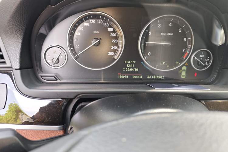Used BMW 5 Series 2013 525Li Leading Model Odometer Close Up