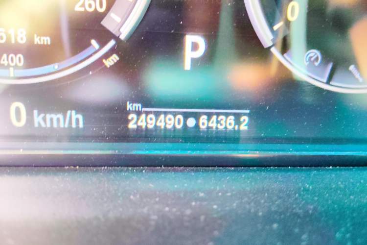 Used BMW 5 Series 2013 525Li Leading Model Odometer Close Up