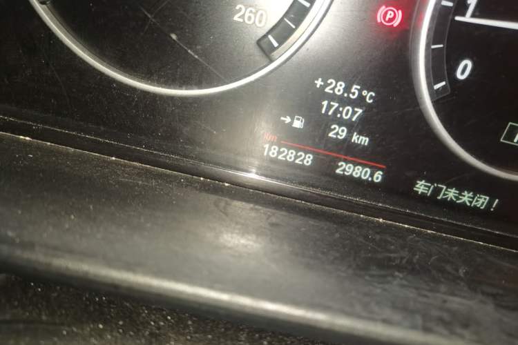 Used BMW 5 Series 2013 525Li Leading Model Odometer Close Up