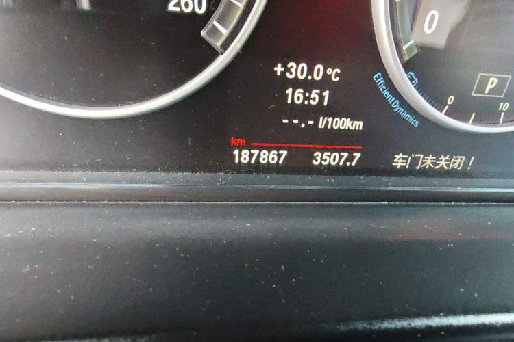 Used BMW 5 Series 2013 525Li Leading Model Odometer Close Up