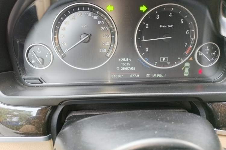 Used BMW 5 Series 2013 525Li Luxury Model Odometer Close Up