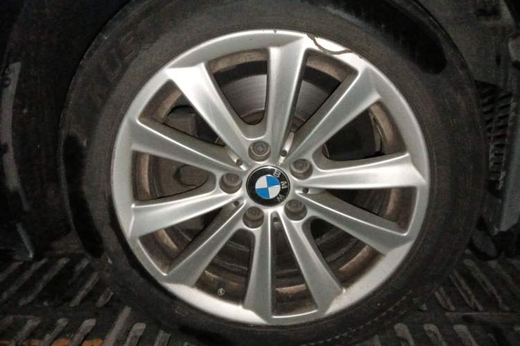 Used BMW 5 Series 2013 520Li Elegant Edition Right Front Wheel Hub
