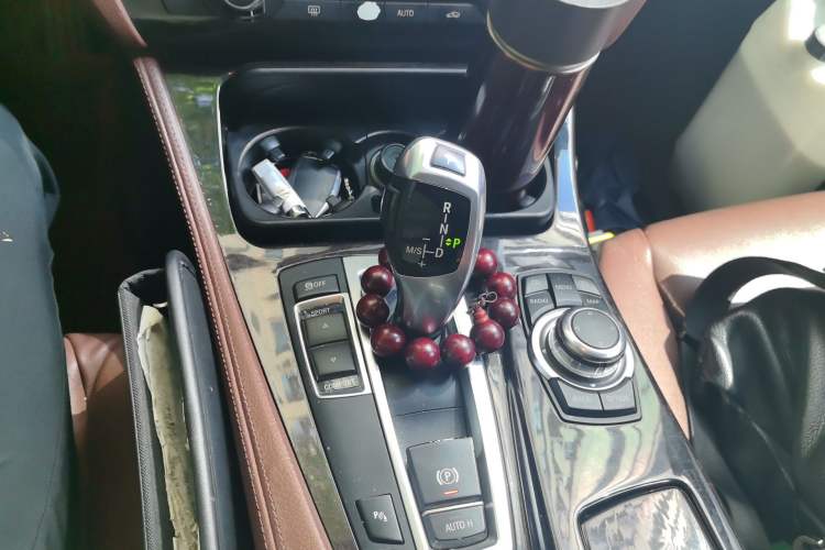 Used BMW 5 Series 2013 530i Luxury Touring Edition Gear Lever