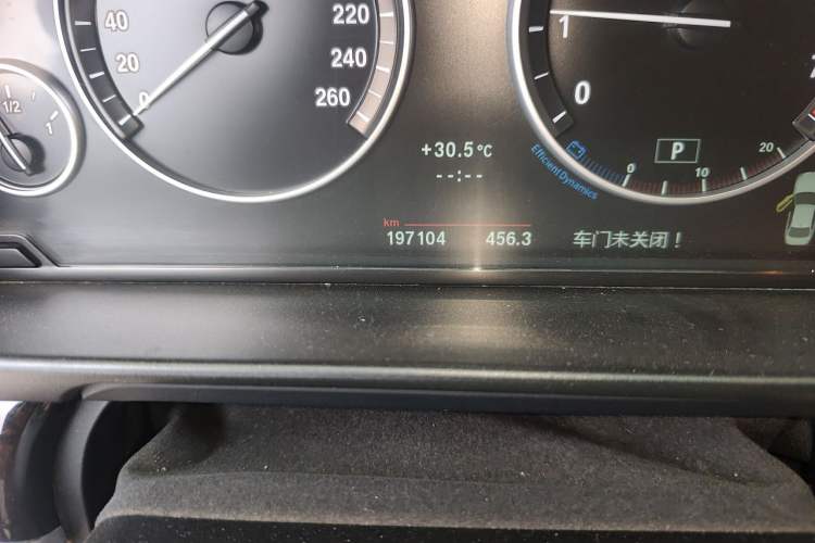 Used BMW 5 Series 2013 525Li Leading Model Odometer Close Up
