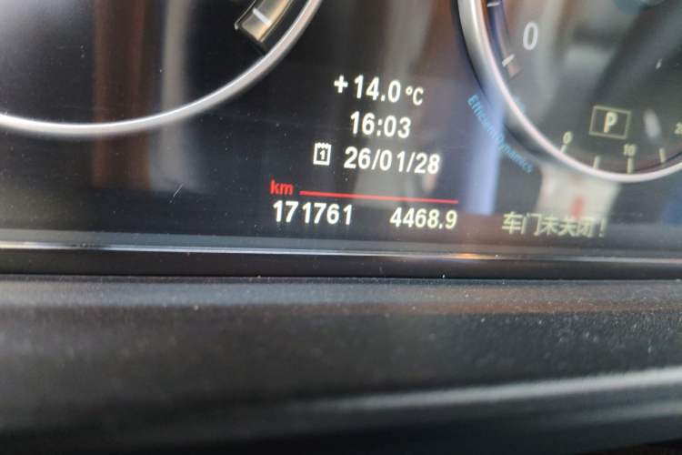 Used BMW 5 Series 2013 530Li Leading Model Odometer Close Up