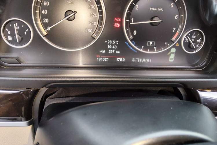 Used BMW 5 Series 2013 525Li Luxury Model Odometer Close Up