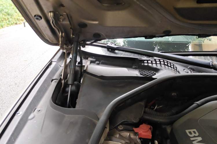 Used BMW 5 Series 2013 525Li Leading Model Engine Bay Right