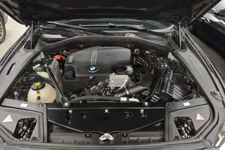 Used BMW 5 Series 2013 525Li Leading Model Engine Bay