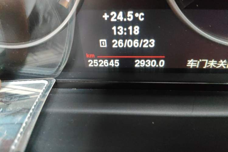 Used BMW 5 Series 2013 525Li Leading Model Odometer Close Up