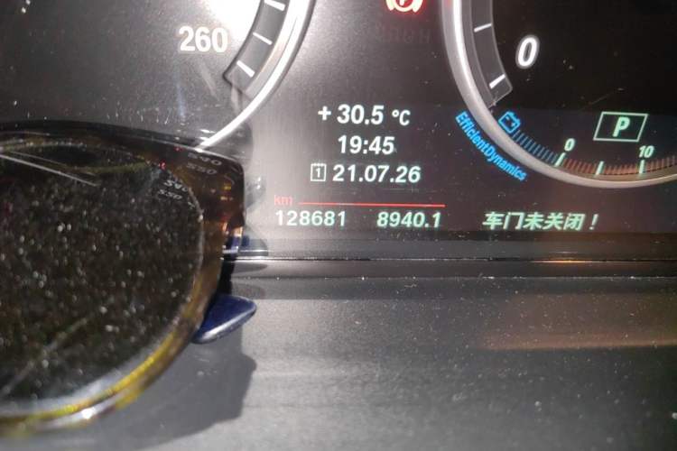 Used BMW 5 Series 2013 525Li Leading Model Odometer Close Up