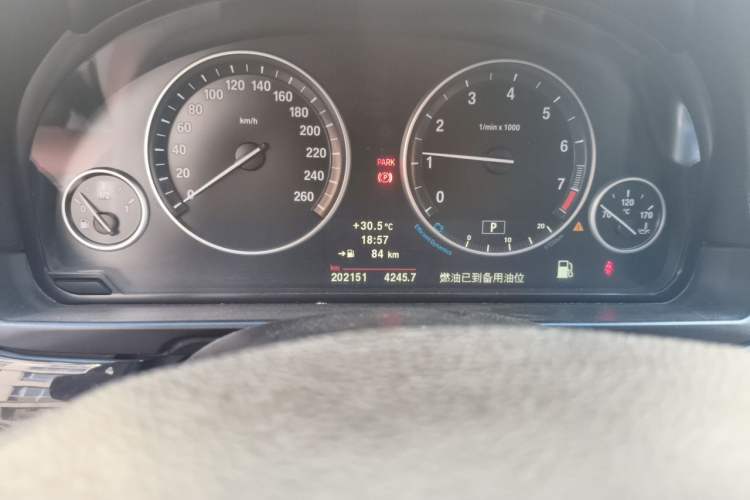 Used BMW 5 Series 2013 525Li Leading Model Odometer Close Up