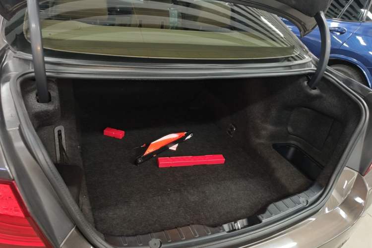 Used BMW 5 Series 2013 525Li Leading Model Trunk
