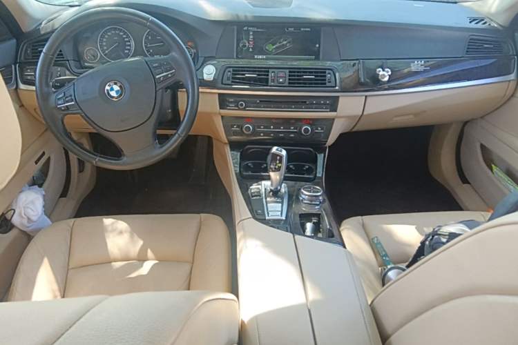 Used BMW 5 Series 2013 525Li Luxury Model Center Console