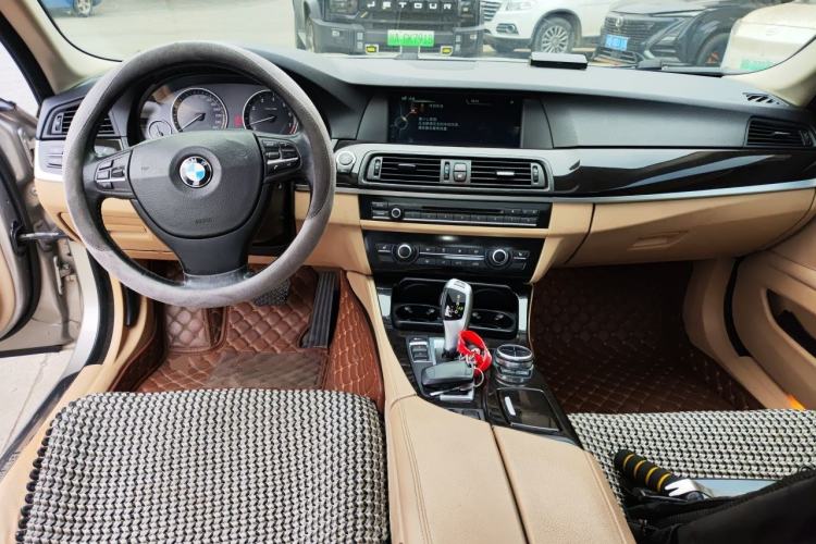 Used BMW 5 Series 2013 525Li Luxury Model Center Console
